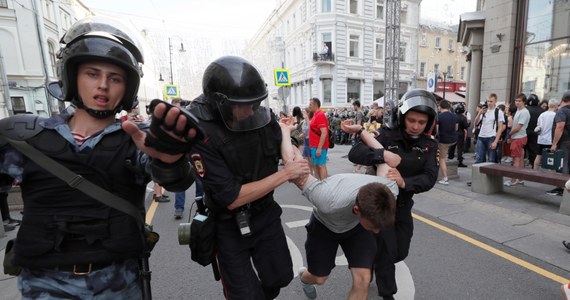 Ponad tysiąc osób zatrzymała w sobotę policja w Moskwie przed i podczas protestu przeciwko niezarejestrowaniu opozycyjnych kandydatów w wyborach do władz stolicy. Według władz demonstracja była nielegalna. O liczbie aresztowanych poinformowała organizacja pozarządowa OWD-Info, specjalizująca się w monitorowaniu protestów.
