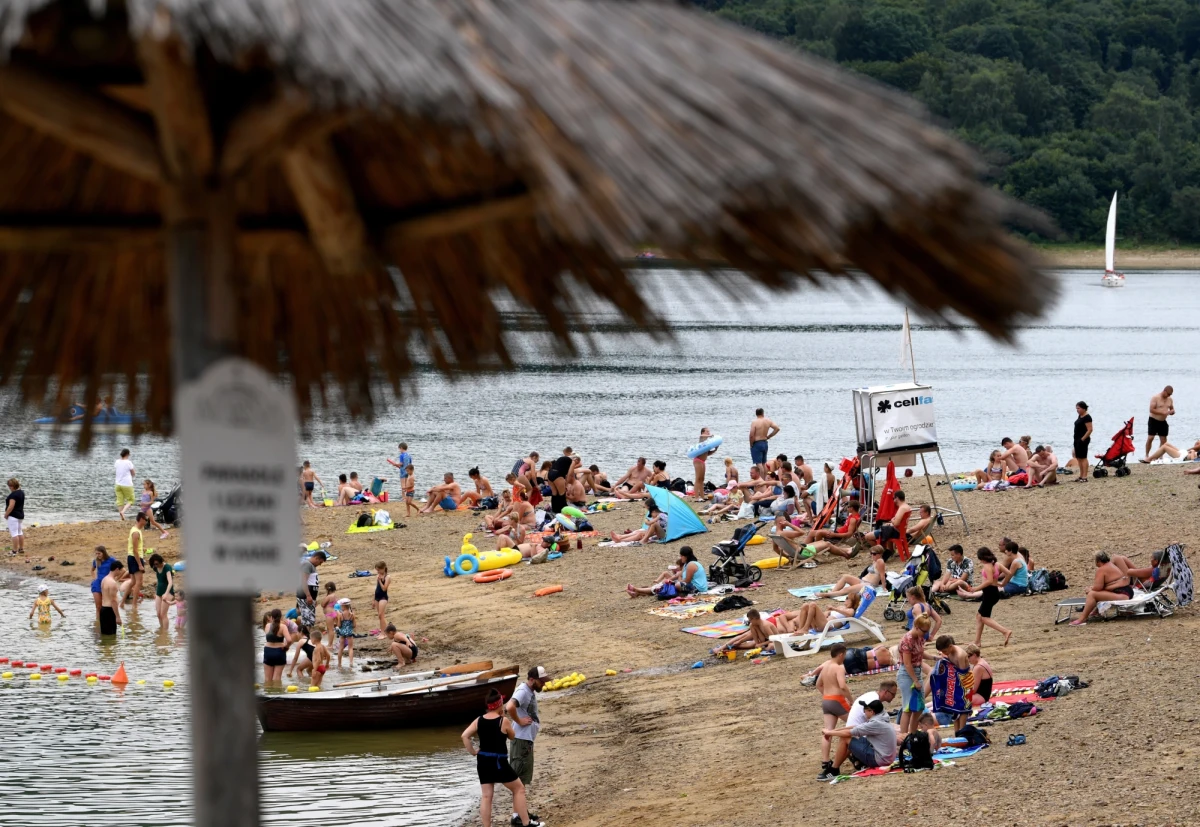 Instytut Meteorologii i Gospodarki Wodnej wydał ostrzeżenie drugiego stopnia przed upałem dla niemal całego obszaru Polski. Przewidywana temperatura maksymalna w przedziale 30-33 st. Alertem pogodowym nie są objęte jedynie północne krańce woj. zachodniopomorskiego, warmińsko-mazurskiego i podlaskiego.