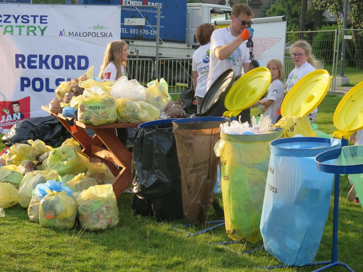 Około 600 kg śmieci znieśli z tatrzańskich szlaków i szczytów wolontariusze w trakcie przeprowadzonej po raz ósmy akcji Czyste Tatry. Inicjator akcji Rafał Sonik ocenił, że świadomość ekologiczna turystów jest coraz większa, choć niektórzy nadal zaśmiecają przyrodę.