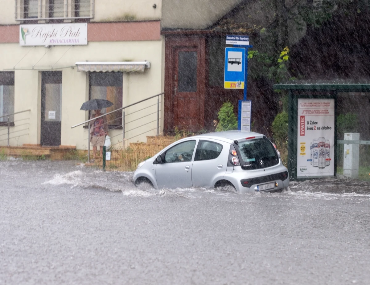 Aż 560 razy musieli interweniować tej nocy i o poranku strażacy. To efekt silnych burz, wichur, a momentami gradobicia. Najgorsza sytuacja była w Śląskiem – tam strażacy wyjeżdżali aż 409 razy. Zdecydowanie najwięcej zgłoszeń mieli w Katowicach, gdzie w sobotę woda zalała drogi, utrudniając lub blokując ruch, wdarła się także do niektórych budynków, zalała garaże i samochody.