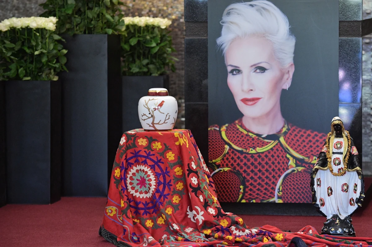 Kora, wokalistka Maanamu odeszła 28 lipca 2018 roku. "Z ogromnym żalem i rozpaczą informujemy, że dziś o 5.30 na swoim ukochanym Roztoczu w otoczeniu najbliższych osób, ukochanych zwierząt i wspaniałej przyrody zmarła Kora. Wielka artystka, piosenkarka, poetka, malarka. Wyjątkowa kobieta, żona, matka, siostra, babcia, przyjaciółka. Ikona wolności. Zawsze bezkompromisowa w dążeniu do prawdy. Zaangażowana w ruch hipisowski, w działalność pierwszej Solidarności, w budowę demokracji i ruchy kobiece" - rok temu taką informację przekazał jej mąż, Kamil Sipowicz.