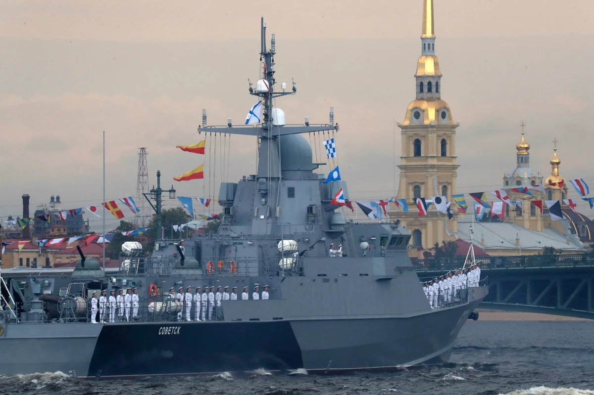 Rosyjska marynarka wojenna jest w stanie odeprzeć każdy atak - powiedział prezydent Rosji Władimir Putin w Petersburgu, przyjmując paradę z okazji Dnia Marynarki Wojennej Rosji. Szef państwa zapowiedział dalszą rozbudowę rosyjskiej floty.