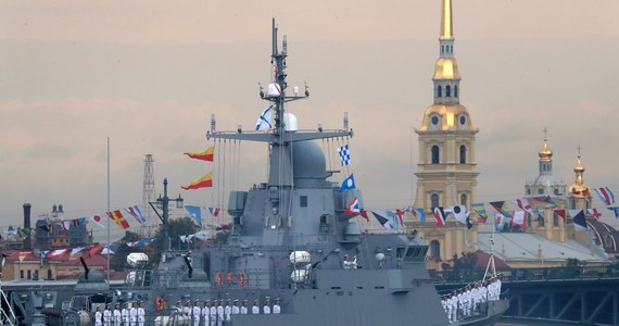 Rosyjska marynarka wojenna jest w stanie odeprzeć każdy atak - powiedział prezydent Rosji Władimir Putin w Petersburgu, przyjmując paradę z okazji Dnia Marynarki Wojennej Rosji. Szef państwa zapowiedział dalszą rozbudowę rosyjskiej floty.