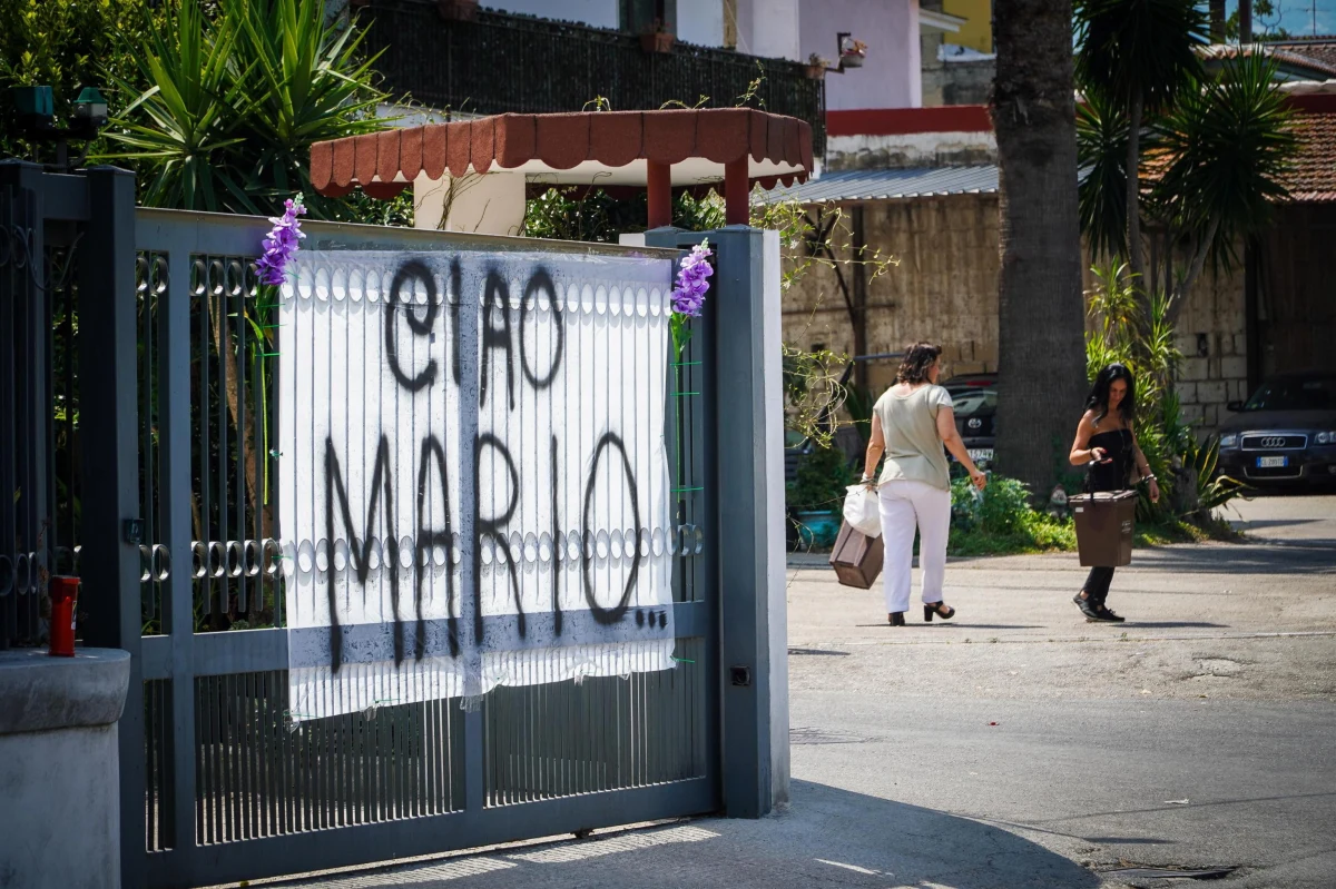 Prokuratura w Rzymie zapowiedziała w niedzielę wszczęcie śledztwa w sprawie traktowania obywatela USA zatrzymanego pod zarzutem zabójstwa karabiniera. To reakcja na zdjęcie z przesłuchania Amerykanina, na którym widać jak siedzi związany, z opaską na oczach.