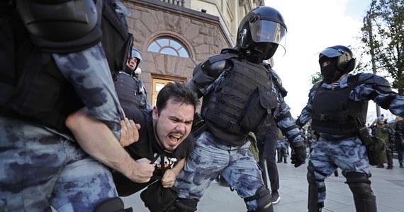 Zatrzymania i nieproporcjonalne użycie siły przeciwko pokojowym demonstrantom jest kolejnym poważnym podważeniem wolności słowa, zgromadzeń i zrzeszania się - oceniła rzeczniczka unijnej dyplomacji odnosząc się do zajść w Moskwie.