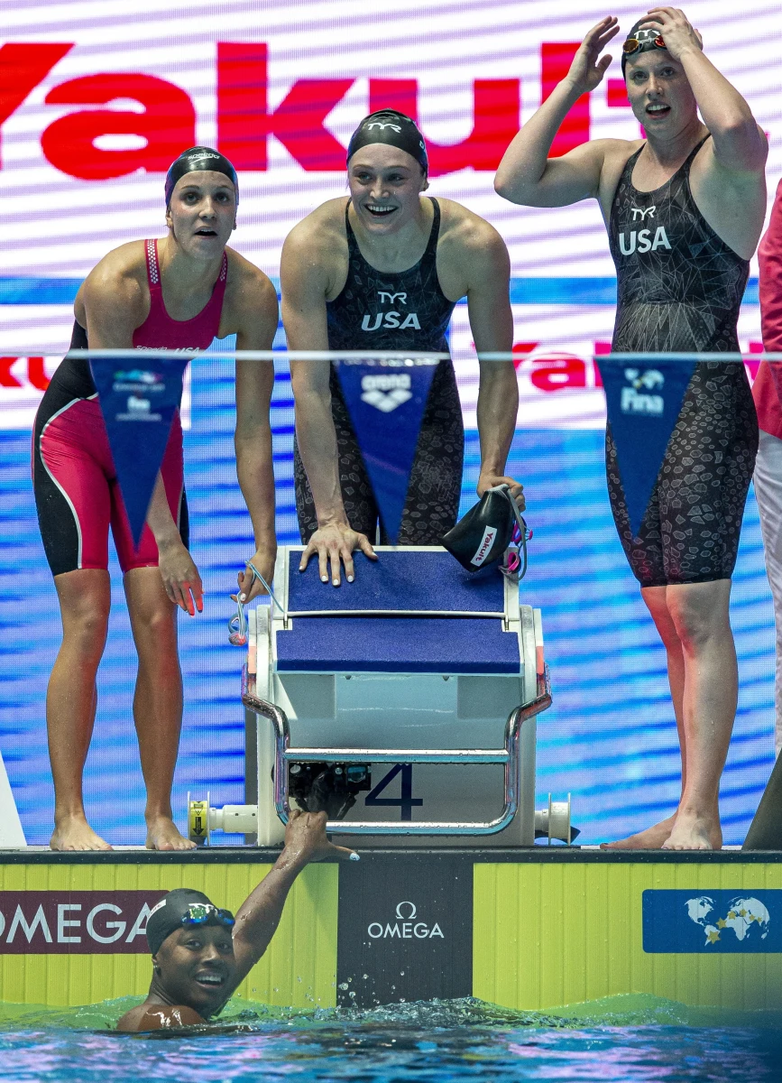 Reprezentantki USA czasem 3.50,40 ustanowiły rekord świata w sztafecie 4x100 m stylem zmiennym podczas mistrzostw świata w Gwangju. Najlepszy wynik w historii na 100 m stylem grzbietowym - 57,57 - ustanowiła także płynąca na pierwszej zmianie Amerykanka Regan Smith.