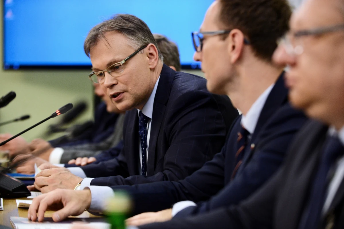 Przed wyborami parlamentarnymi nie zostaną ogłoszone wyniki prac sejmowego zespołu ds. reparacji od Niemiec. Arkadiusz Mularczyk tłumaczy, że nie chciałby, aby temat reparacji był łączony z kampanią wyborczą.