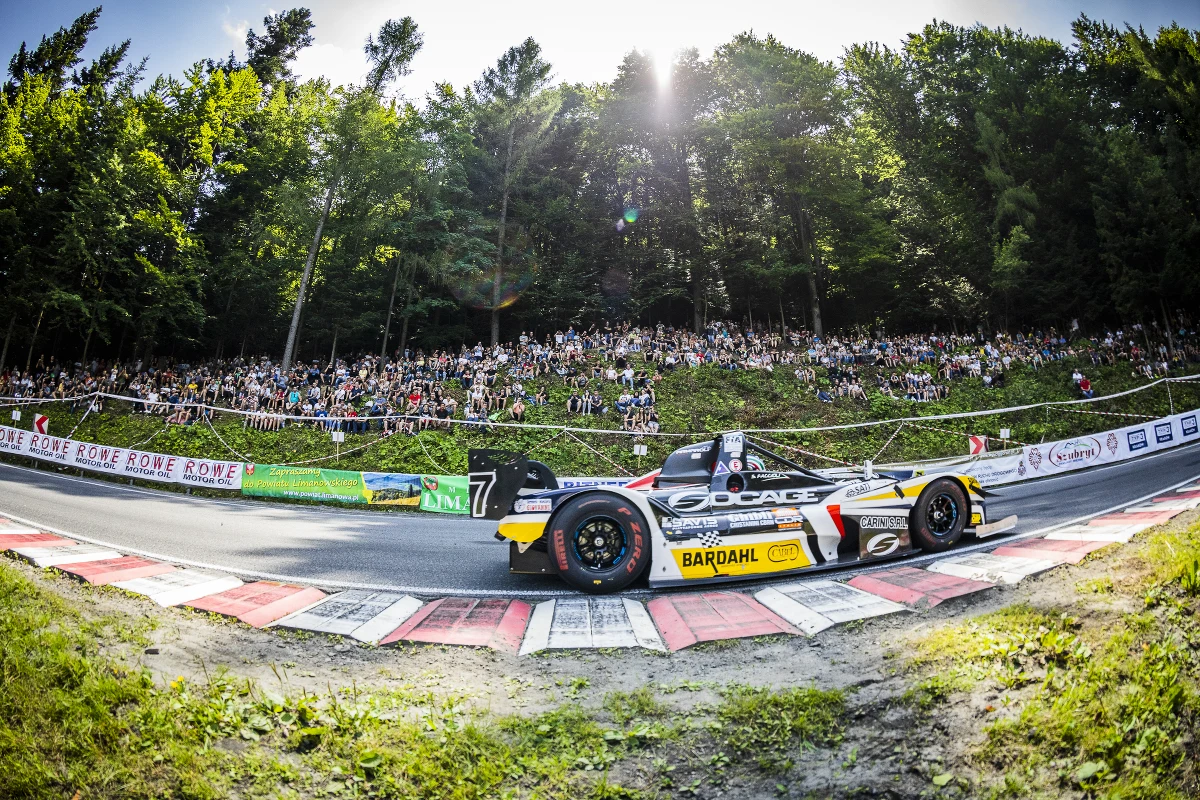 Zakończył się 11. Wyścig górski Limanowa - Przełęcz pod Ostrą, który był eliminacjami mistrzostw Polski i mistrzostw Europy. To była rywalizacja pełna niespodzianek. W mistrzostwach Europy faworyt - Christian Merli, musiał uznać wyższość innego Włocha – Simone Faggioli, a w mistrzostwach Polski po wypadnięciu z wyścigu najlepszego wczoraj Szymona Łukaszczyka, najszybszym z Polaków dość niespodziewanie był Sebastian "Dubai" Dubaj.