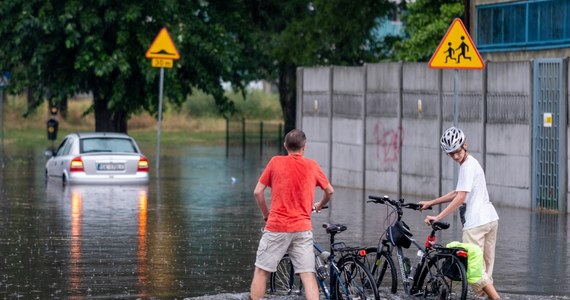 W niedzielę po południu IMGW wydało ostrzeżenie drugiego stopnia przed upałem dla niemal całej Polski. Dla 12 województw ogłosiło też alert ostrzegający przed burzami z gradem.