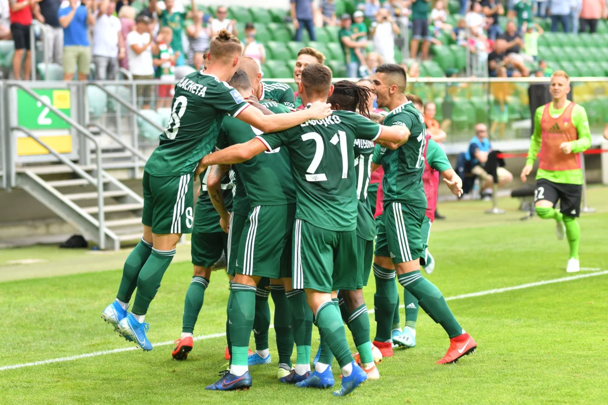 Piast prowadził 1:0, miał sytuacje na kolejne gole, ale z Wrocławia wyjechał z niczym. Śląsk dające wygraną gole strzelił w ostatnich minutach i licząc poprzednie rozgrywki, była to szósta wygrana Wojskowych z rzędu, co jest ich rekordem w ekstraklasie. Do tej pory pięć zwycięstw Śląsk odniósł w sezonie 1976/77, kiedy pierwszy raz w swojej historii zdobył mistrzostwo Polski.