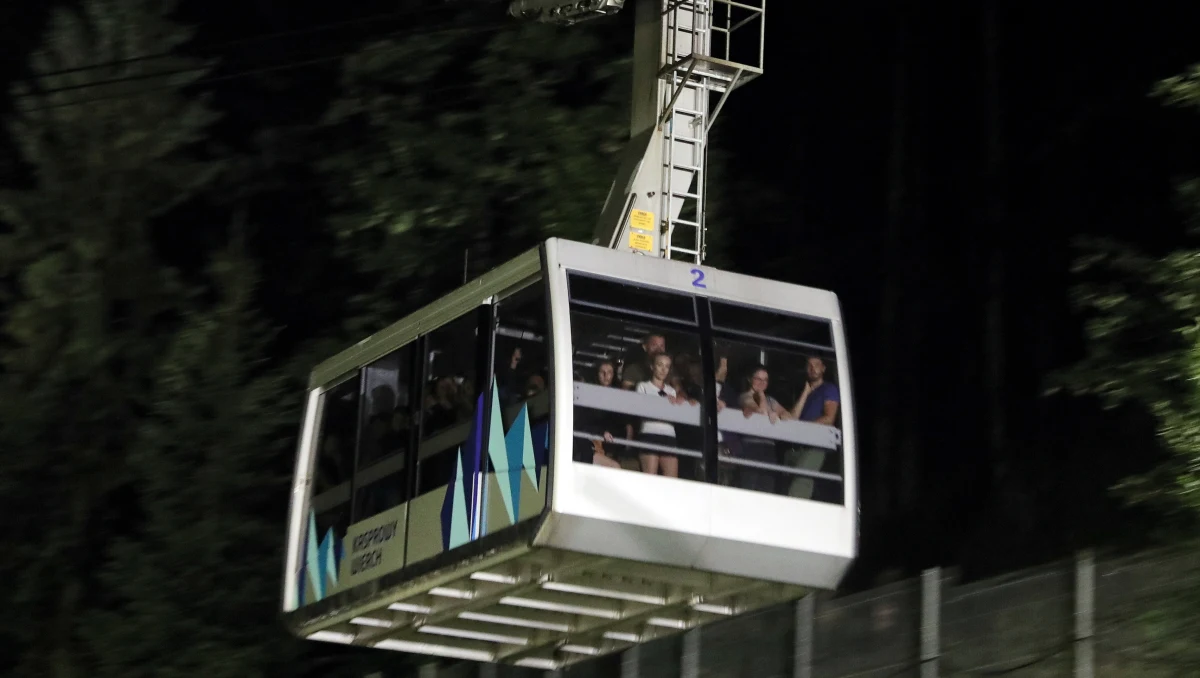 W poniedziałek kolejka linowa na Kasprowy Wierch w Tatrach jest nadal nieczynna. Władze Polskich Kolei Linowych (PKL) wyjaśniają przyczynę awarii. W niedzielę wieczorem blisko 200 osób utknęło na szczycie. Kolejka w trybie awaryjnym zwoziła pasażerów na dół.