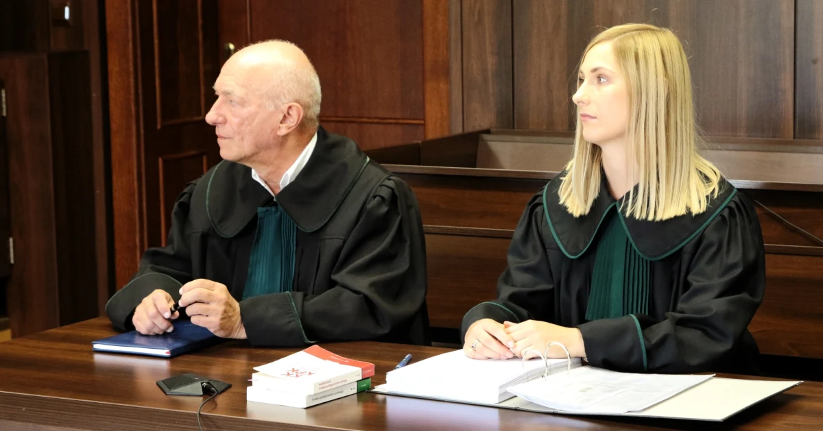 Zakończyła się pierwsza rozprawa Tomasza Komendy w walce o odszkodowanie za niesłusznie skazanie i 18-letni pobyt w więzieniu. Decyzją sądu proces będzie odbywał się za zamkniętymi drzwiami. W środę zeznania ma złożyć Tomasz Komenda, który domaga się od skarbu państwa prawie 19 mln zł. 