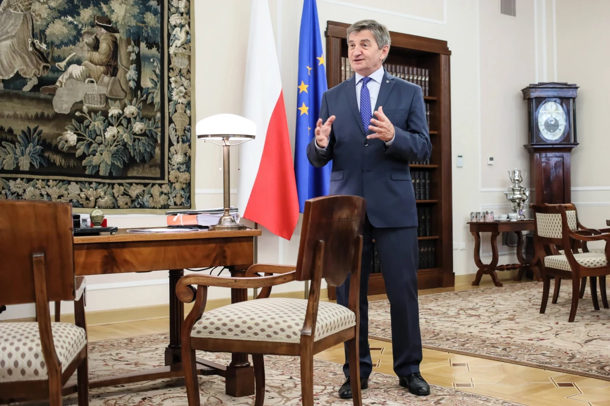 Marszałek Sejmu Marek Kuchciński przelał pieniądze na konto dwóch organizacji charytatywnych. To efekt afery związanej z lotami marszałka - z rodziną - rządowym samolotem. 