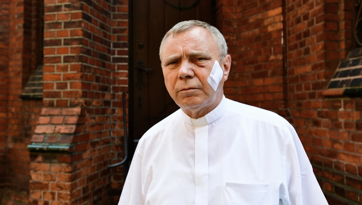 Trzech mężczyzn, którzy w niedzielę zaatakowali proboszcza i kościelnego Bazyliki św. Jana Chrzciciela w Szczecinie, zatrzymali policjanci. Do ataku doszło w zakrystii kościoła. Jeden z mężczyzn uderzył duchownego i pracownika kościelnego.