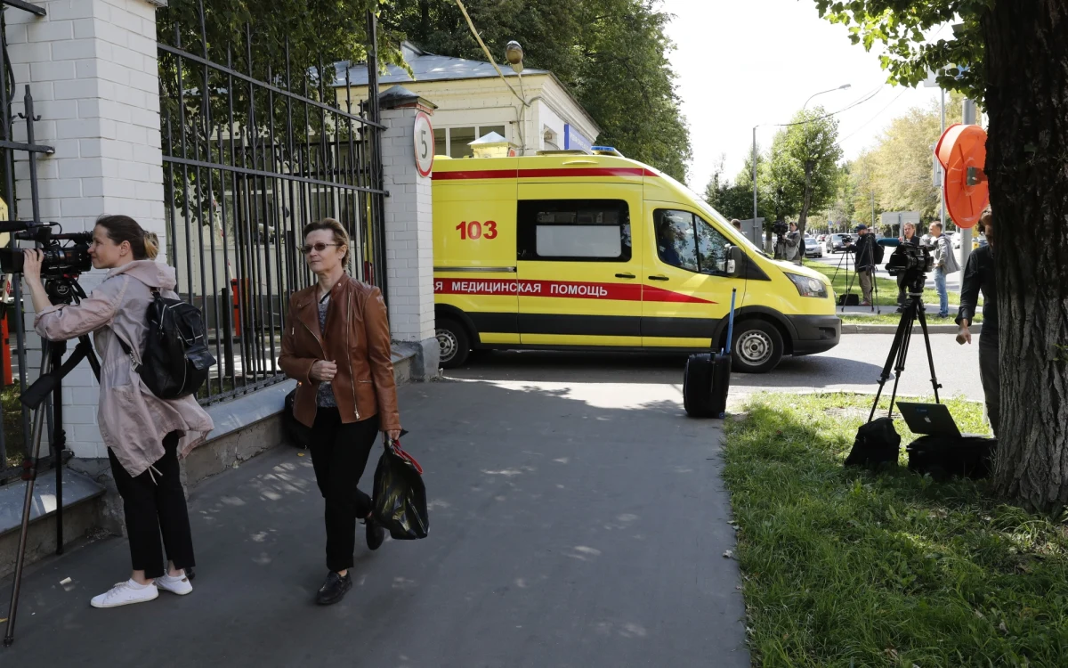 ​Jeden z liderów opozycji w Rosji Aleksiej Nawalny, który w niedzielę trafił z aresztu do szpitala z "ostrą reakcją alergiczną", w poniedziałek został wypisany i z powrotem przewieziony do aresztu - poinformowała lekarka Anastazja Wasiliewa.