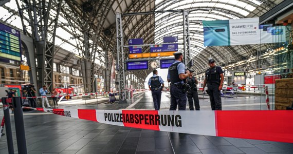 Pochodzący prawdopodobnie z Erytrei mężczyzna wepchnął w poniedziałek na dworcu we Frankfurcie pod nadjeżdżający pociąg ośmioletniego chłopca i jego matkę. Ośmiolatek zginął na miejscu. Sprawca został ujęty.