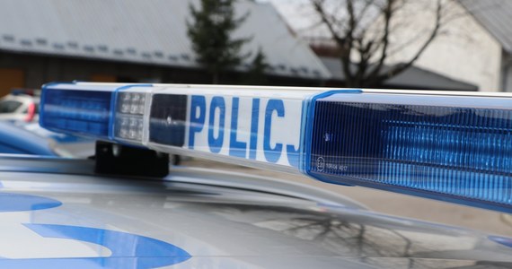 ​Makabra w Małopolsce. W miejscowości Florynka w powiecie nowosądeckim 31-latek zaatakował sąsiadkę nożyczkami. Po schwytaniu mężczyzny w jego domu znaleziono zwłoki jego matki.
