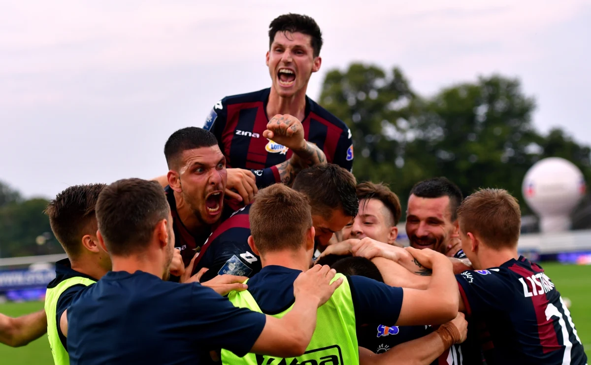 Pogoń Szczecin pokonała Arkę Gdynia 2:0 i po dwóch kolejkach szczecinianie są liderem tabeli, zaś gdynianie ciągle pozostają na jej dnie. „Wygraliśmy w Warszawie, ale z Arką chcemy zagrać lepszy mecz” – zapowiadał trener "Portowców" 
