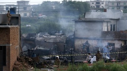 Pakistan: Samolot wojskowy spadł na domy. Zginęło co najmniej 17 osób