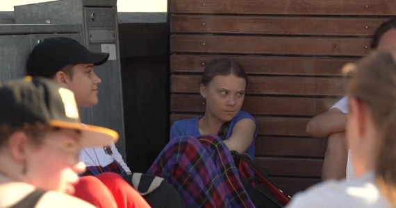 16-letnia szwedzka aktywistka klimatyczna Greta Thunberg przepłynie Atlantyk, aby wziąć udział szczycie klimatycznym ONZ w USA oraz COP25 w Santiago de Chile. Nastolatka tłumaczy, że zdecydowała się na taki sposób podróży, ponieważ nie lata samolotem. Greta wyjaśnia, że jest mają one "olbrzymi negatywny wpływ" na klimat.