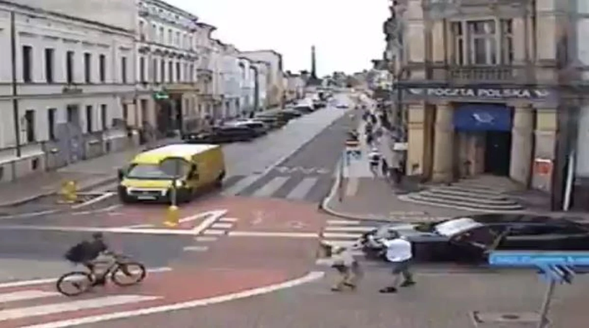 Zarzuty m.in. znieważenia pokrzywdzonej oraz spowodowania obrażeń ciała poniżej 7 dni usłyszał kierowca porsche, który uderzył kobietę na przejściu dla pieszych w Lesznie (woj. wielkopolskie). 