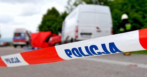 Tragiczny wypadek na drodze pod Giżyckiem, między miejscowościami Pieczonki i Sulimy (woj. warmińsko-mazurskie). Zginął 32-letni motocyklista, który na prostej drodze zderzył się z sarną. Mężczyzna stracił panowanie nad motorem, a potem uderzył w drzewo.