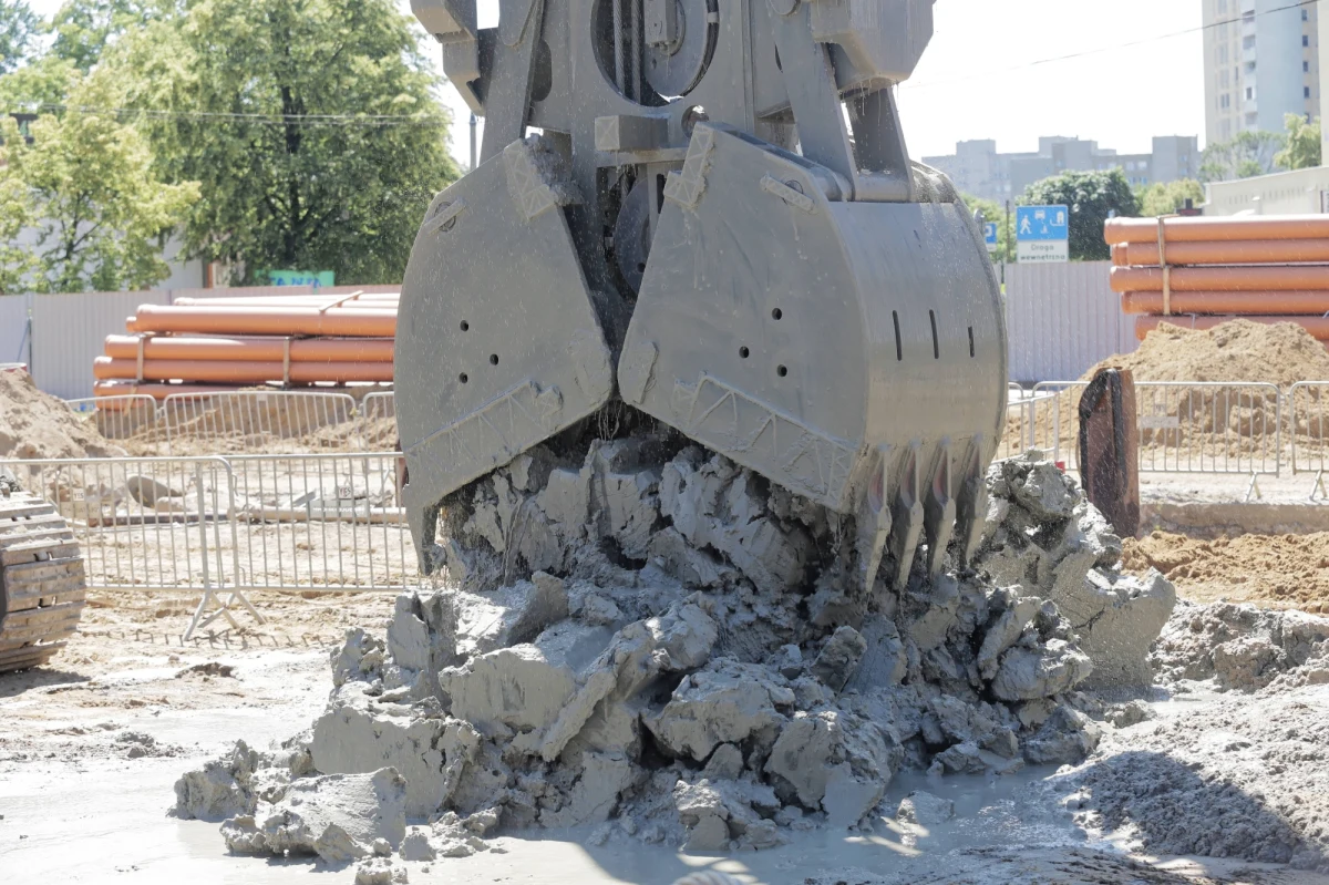 Kilka tysięcy osób na warszawskim Bródnie, jeszcze kilkanaście godzin pozostanie bez gazu. Tyle może potrwać naprawa poniedziałkowej awarii. Na miejscu jest dziewięć brygad Pogotowia Gazowego. 