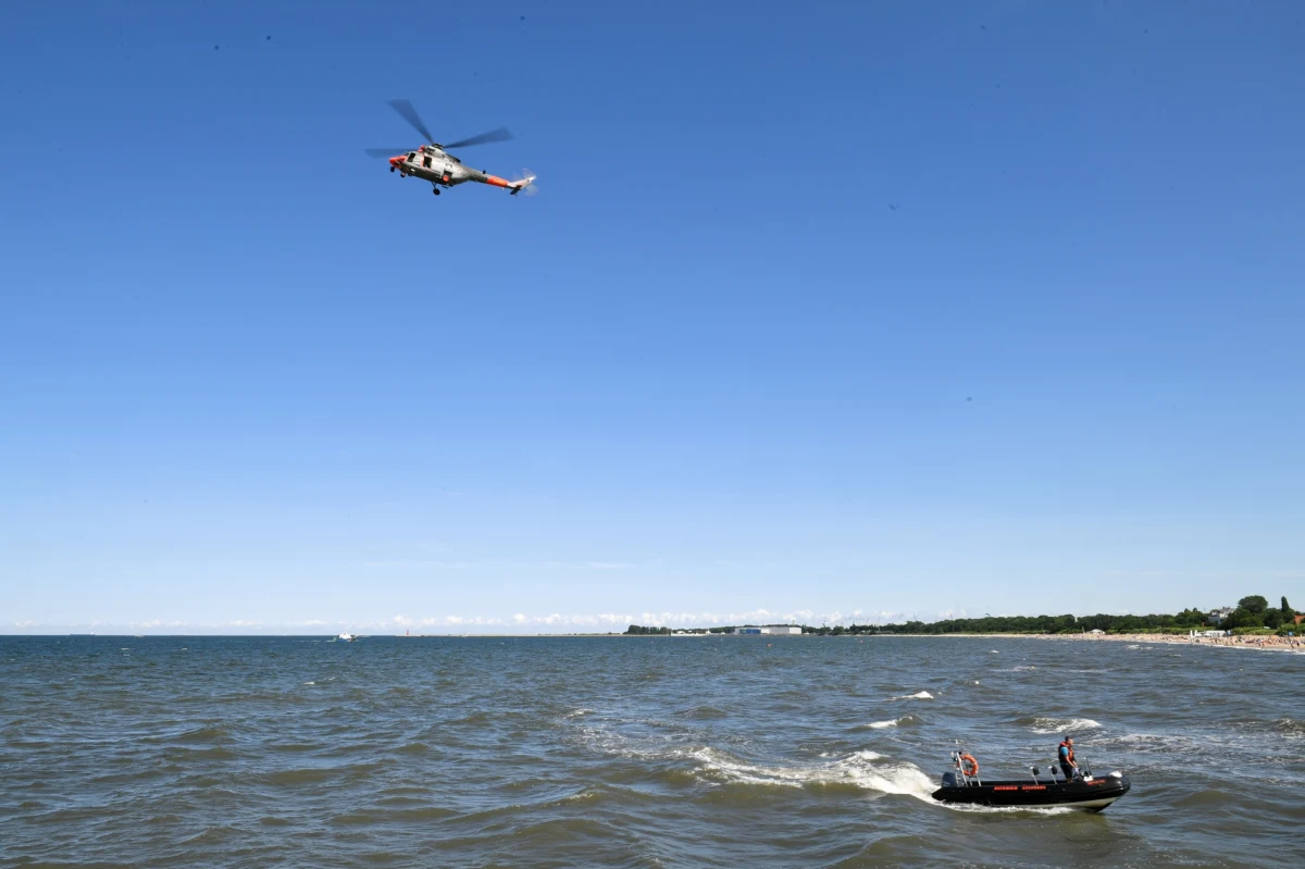 Dwa statki SAR i śmigłowiec straży granicznej szukają na Bałtyku mężczyzny, który w nocy z poniedziałku na wtorek wypadł za burtę promu Stena Spirit. Poszukiwania prowadzone są ok. 20 km od brzegu na wysokości Przylądka Rozewie.