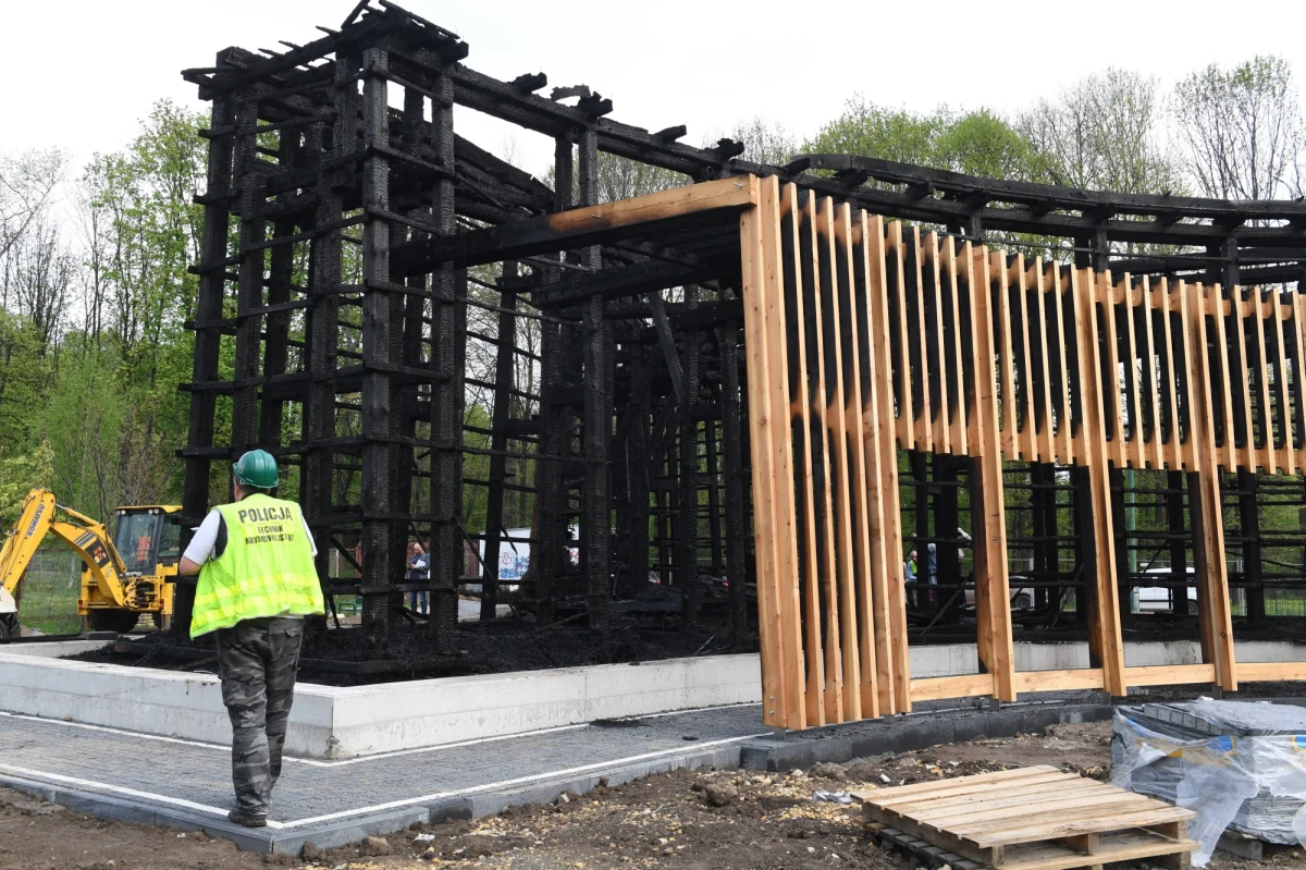 Już w sierpniu ruszy budowa tężni solankowej w Nowej Hucie. Dziś Zarząd Zieleni Miejskiej w Krakowie podpisał z wykonawcą umowę na realizację inwestycji. Obiekt ma być gotowy jeszcze w tym roku i wyglądać dokładnie tak samo jak ten, który spłonął w kwietniu 2018 roku.