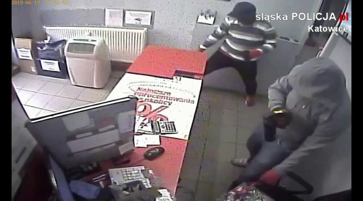 Katowicka policja poszukuje sprawców napadu na lombard, do którego doszło 19 czerwca. Funkcjonariusze opublikowali nagranie z monitoringu, na którym widać napastników. 