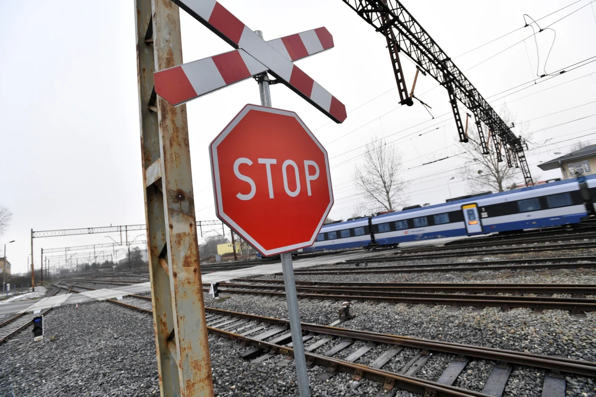 Dziś popołudniu w miejscowości Jasionka (powiat żyrardowski) doszło o tragicznego wypadku kolejowego. Zginął mężczyzna potrącony przez dwa pociągi jadące w przeciwnych kierunkach. Policja wyjaśnia  jakie były przyczyny i dokładny przebieg zdarzenia. Występują znaczne utrudnienia w kursowaniu pociągów.