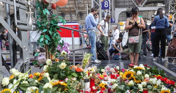 40-letni Erytrejczyk, który w wepchnął pod pociąg na dworcu głównym we Frankfurcie nad Menem matkę z 8-letnim synem, był poszukiwany przez szwajcarską policję. Chłopca nie udało się uratować. Motywy działania mężczyzny nie są znane.