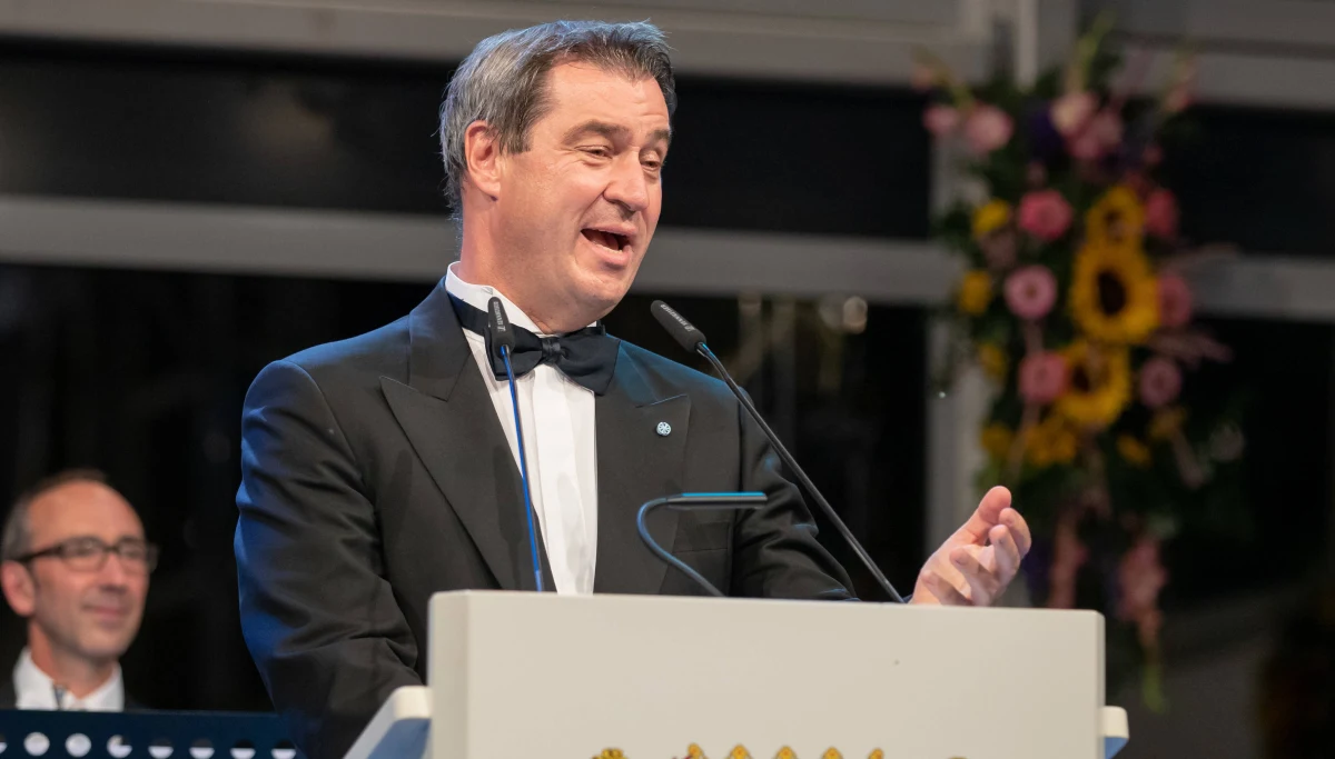 Przewodniczący współrządzącej w Niemczech partii CSU i jednocześnie premier Bawarii Markus Soeder chce, by obowiązek ochrony klimatu został wpisany do konstytucji RFN. Pomysł nie wzbudził entuzjazmu nawet w jego własnym ugrupowaniu. 