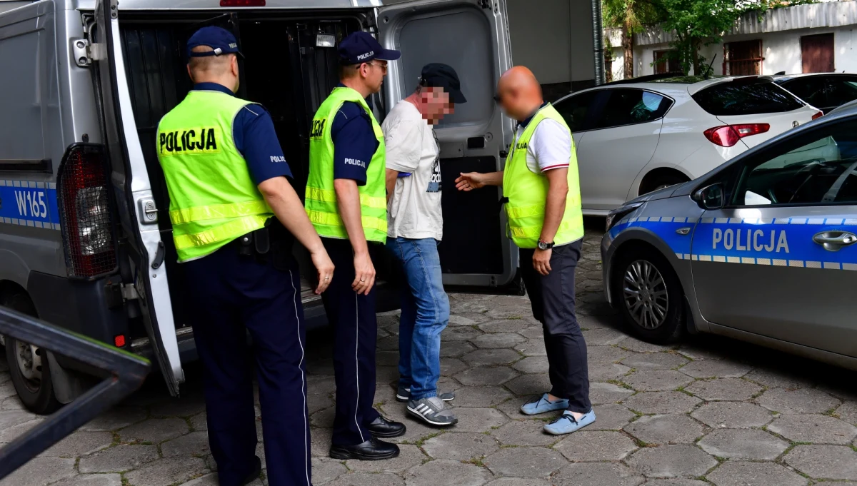 Zarzuty kradzieży rozbójniczej - przy działaniu "z powodu przynależności wyznaniowej pokrzywdzonych" - i usiłowania oszustwa usłyszeli trzech mężczyźni, którzy zaatakowali proboszcza w szczecińskiej Bazylice św. Jana Chrzciciela. Dwóm z nich postawiono też zarzuty naruszenia miru domowego i naruszenia nietykalności cielesnej. Cała trójka spędzi w areszcie dwa miesiące. 