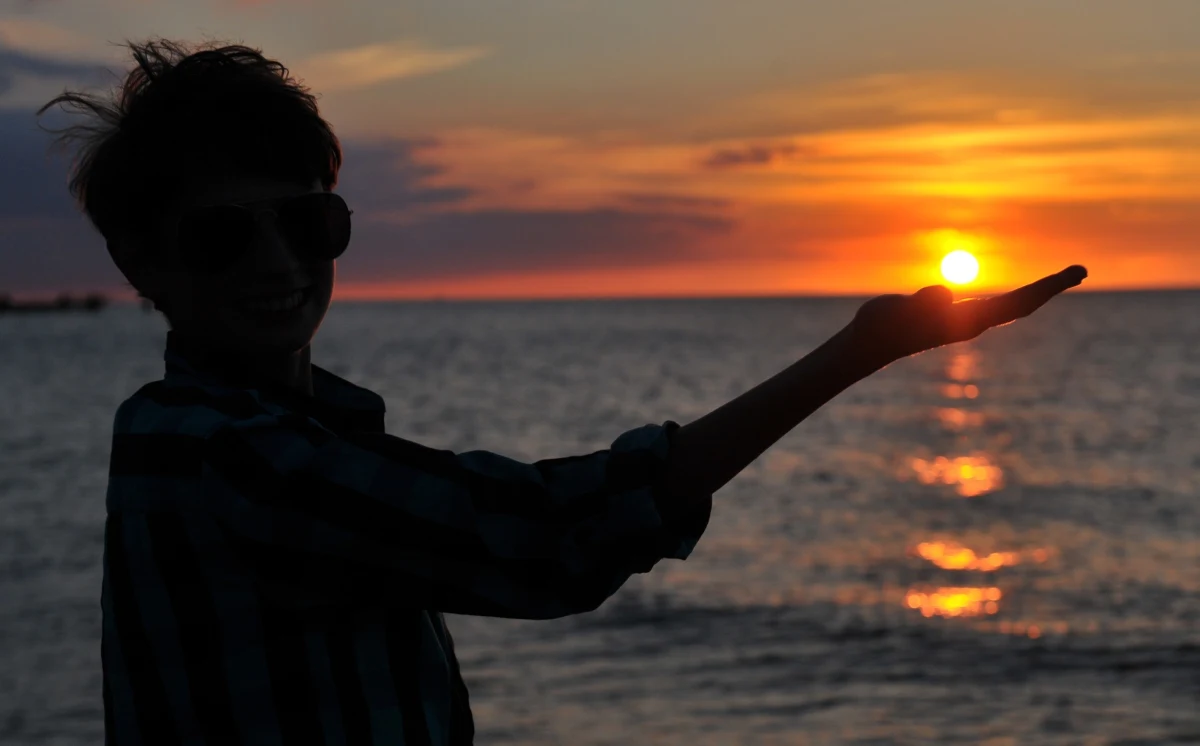 Zardzewiała płyta i morska woda to wszystko, czego potrzeba, by generować energię elektryczną. Przekonują o tym na łamach czasopisma "Proceedings of the National Academy of Sciences" naukowcy z California Institute of Technology i Northwestern University. Choć metalowe powierzchnie i roztwory elektrolitów to popularne źródło energii choćby w bateriach, tym razem proces odbywa się na zupełnie innej zasadzie. W energię elektryczną zamieniana jest... energia kinetyczna wody. Z kolei naukowcy z Uniwersytetu w Uppsali wyhodowali mikroorganizmy, które korzystając z energii słonecznej przetwarzają dwutlenek węgla i wodę w butanol, rodzaj alkoholu, który można użyć jako paliwo. Pisze o tym czasopismo "Energy & Environmental Science".