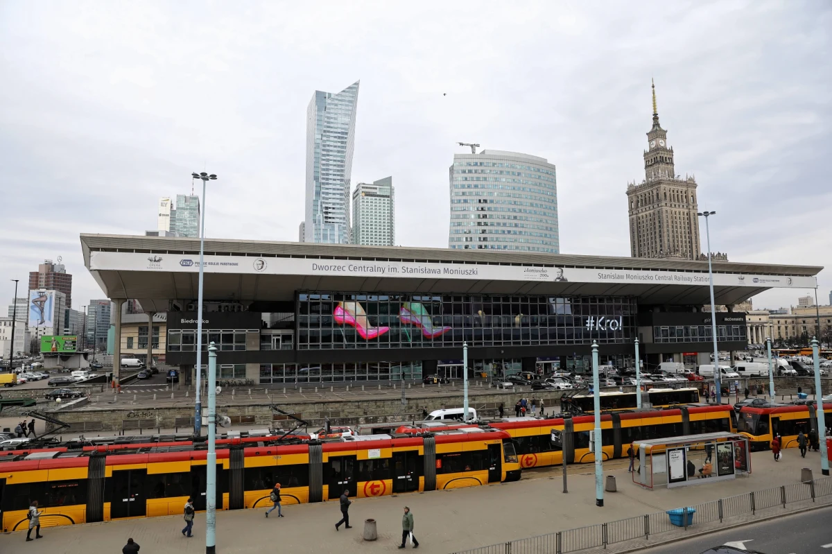 Mężczyzna, który w sobotę w Warszawie postrzelił przypadkową osobę, usłyszał dwa zarzuty. Został też tymczasowo aresztowany na trzy miesiące. 