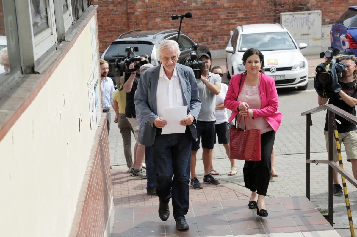 Rzeczniczka Prawa i Sprawiedliwości Anita Czerwińska poinformowała, że Komitet Polityczny PiS zatwierdził listy kandydatów do Sejmu i Senatu na jesienne wybory parlamentarne. Jak dodała, listy zostaną opublikowane dopiero po ogłoszeniu terminu wyborów. 