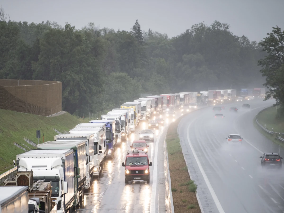 Coraz więcej zawodowych kierowców brakuje w Polsce. W całym kraju jest już ponad sto tysięcy wolnych miejsc pracy - wynika z szacunków firm transportowych. Sytuacji nie ratują kierowcy ze wschodu. Już ponad 80 tysięcy obywateli Ukrainy zdobyło w Polsce prawo jazdy na ciężarówki. Zapotrzebowanie na kierowców jednak cały czas rośnie. 
