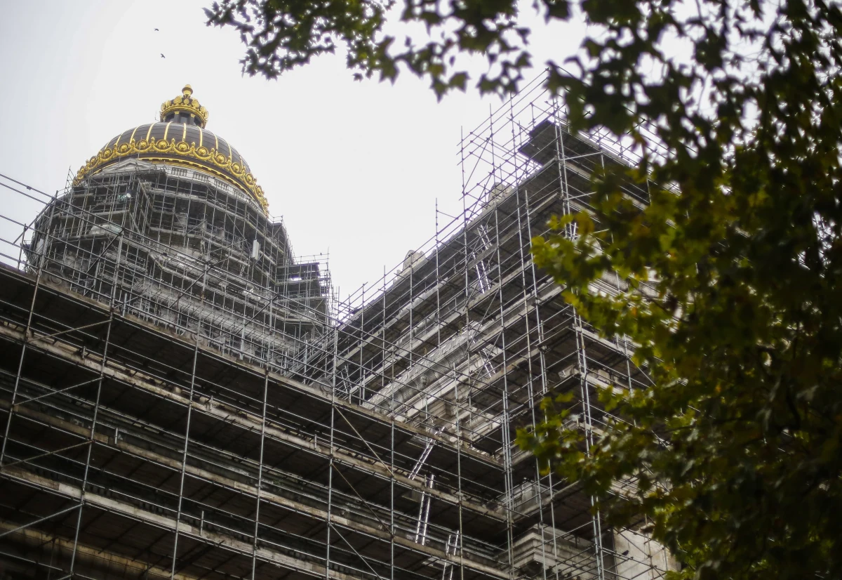 Brukselski budynek Pałacu Sprawiedliwości, który dominuje nad stolicą Belgii, znowu jest częściowo zamknięty dla zwiedzających z powodu przeciekającego dachu. To nie jest pierwszy raz, gdy w tym XIX-wiecznym budynku przeciekają stropy po obfitych opadach deszczu. We wrześniu zeszłego roku zawalił się strop w sali rozpraw Sądu Kasacyjnego.