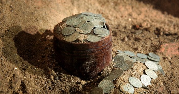 Pod posadzką kościoła p.w. św. Andrzeja Apostoła w Barczewie na Warmii archeolodzy odkryli skarb złożony z około tysiąca srebrnych monet, pochodzących prawdopodobnie z pierwszej połowy XVII wieku.
