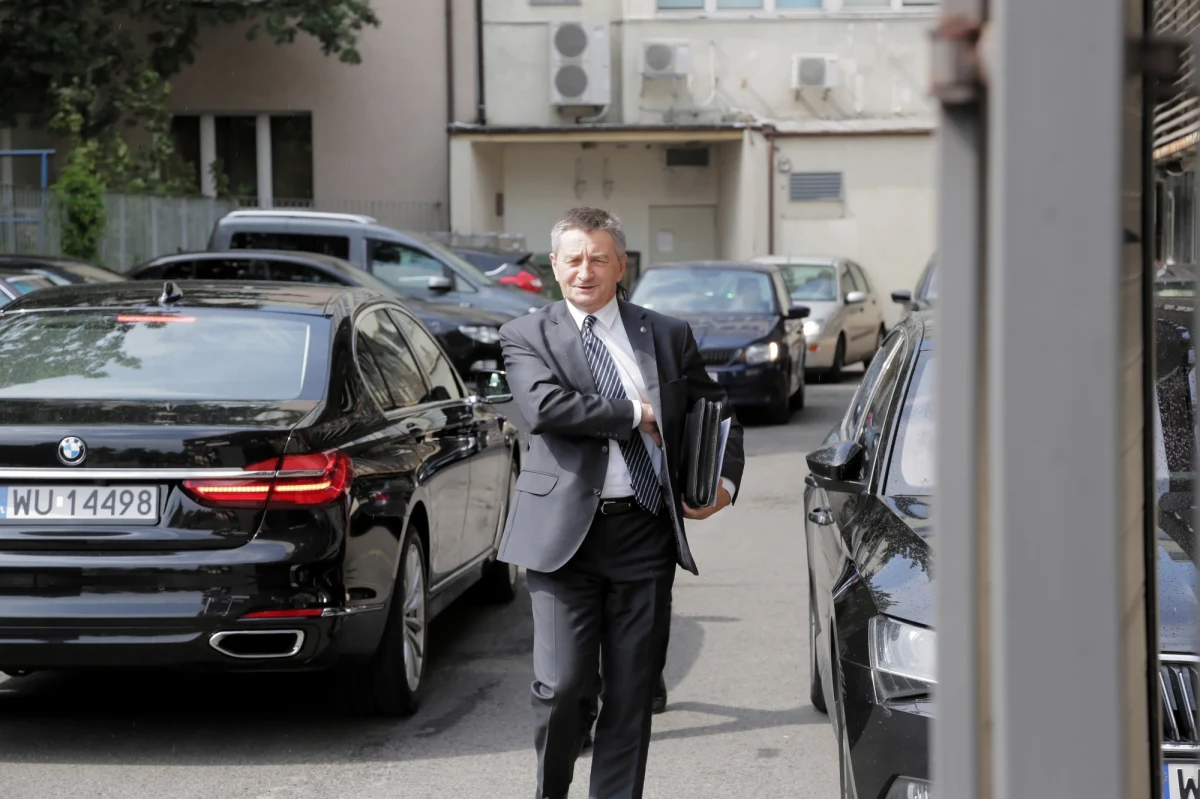 Niewiele przyniosła kontrola poselska w kancelarii premiera. Politycy Platformy Obywatelskiej chcieli dowiedzieć się, ile razy marszałek Sejmu Marek Kuchciński zamawiał przeloty rządowymi maszynami, czy był wtedy na pokładzie i kto z nim leciał. To właśnie kancelaria szefa rządu jest dysponentem samolotów dla najważniejszych osób w państwie. Sprawa przelotów marszałka została poruszona także z mównicy sejmowej. Nic z tego nie wyszło. "Będziemy drążyć" - zapewniają posłowie PO-KO. 