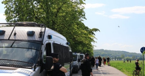 Policjanci złapali 28-latka, który zbiegł z aresztu śledczego w Jeleniej Górze. Został on zatrzymany na terenie powiatu jeleniogórskiego. 