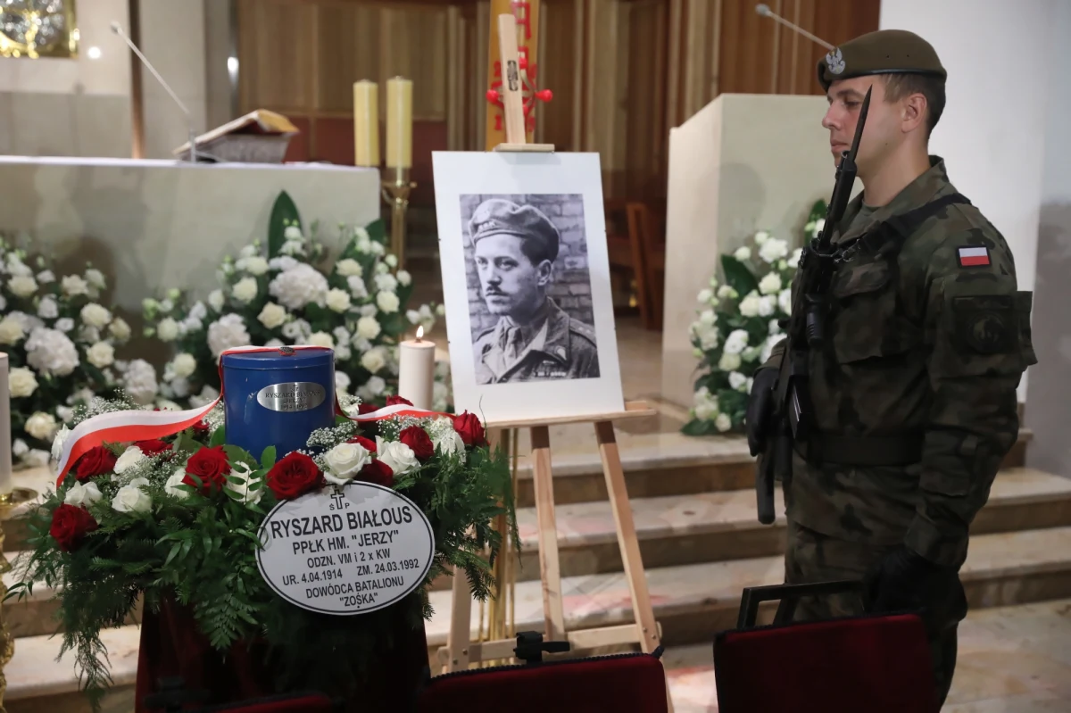 Ryszard Białous "Jerzy", dowódca Batalionu "Zośka", spoczął na Cmentarzu Wojskowym na Powązkach w Warszawie. Podczas uroczystości pogrzebowych Białous został pośmiertnie odznaczony przez prezydenta Krzyżem Komandorskim z Gwiazdą Orderu Odrodzenia Polski oraz mianowany - decyzją szefa MON Mariusza Błaszczaka - na stopień pułkownika Wojska Polskiego. 