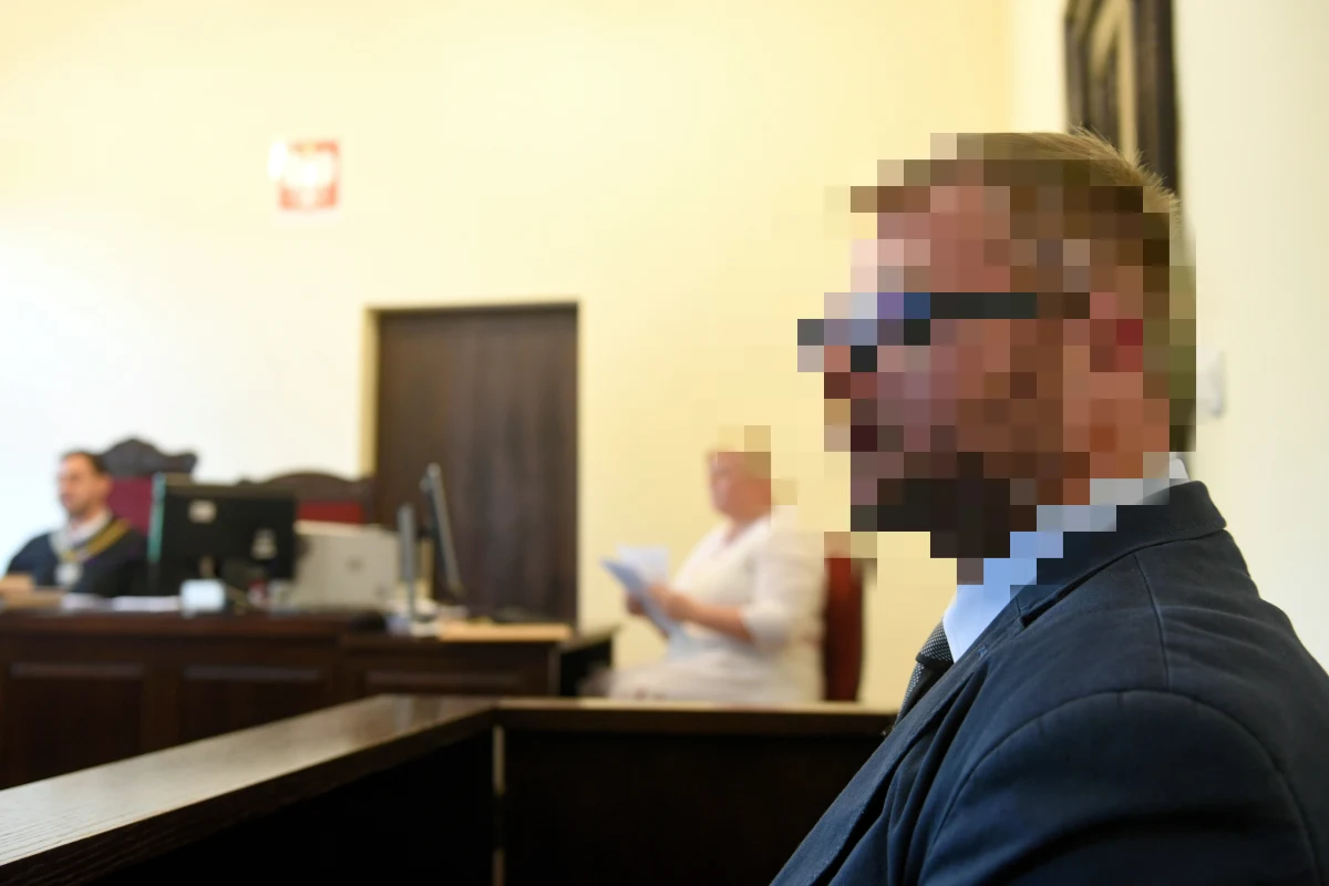 "Prokuratura wniesie o wznowienie przewodu sądowego ws. znęcania się nad żoną przez byłego bydgoskiego radnego PiS Rafała P." - powiedział wiceminister sprawiedliwości Marcin Romanowski. Zdaniem Prokuratury Krajowej, zawnioskowana kara jest rażąco niska. Zamiast 2 lat ograniczenia wolności, w formie 30 godzin prac społecznych we wznowionym postępowaniu prokuratura będzie wnioskować o karę nie mniejszą niż 1,5 roku bezwzględnego pozbawienia wolności.