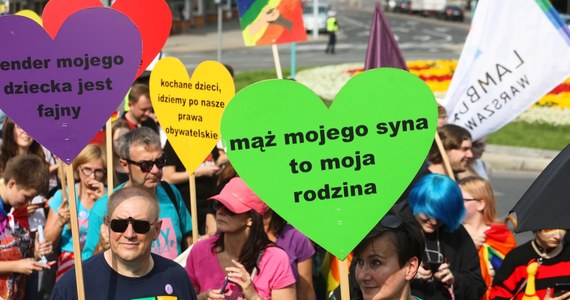 W sprawach związanych z postulatami środowiska LGBT zaczyna rządzić w Polsce logika "wszystko albo nic", szkodliwa i dla samych tych osób, i dla życia publicznego w ogóle. Wydarzenia w Białymstoku absolutnie nie powinny były mieć miejsca i nie powinny być teraz wykorzystywane do rozpalania sporu, który do niczego dobrego nie prowadzi. Jakakolwiek przemoc, nie tylko fizyczna, jest niedopuszczalna i co do tego nie może być żadnych wątpliwości. Mimo logiki kampanii wyborczej powinniśmy jednak teraz starać się wyciszyć emocje, zanim doprowadzimy do stanu, z którego ciężko się będzie cofnąć. 