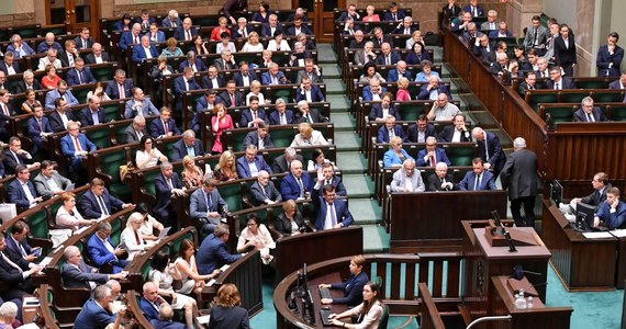 Sejm poparł poprawki Senatu do ustawy o świadczeniu uzupełniającym dla osób niezdolnych do samodzielnej egzystencji. Będzie ono przysługiwało w wysokości nie wyższej niż 500 zł. Łączna kwota tego świadczenia i świadczeń finansowanych ze środków publicznych nie może przekroczyć 1600 zł.