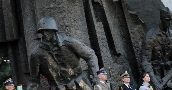 "Przeczytałem wiele dzieł na temat powstania. Mimo że brałem w tym udział, uważam że nie było potrzeby, żeby zrujnować miasto. Zginęło ćwierć miliona ludzi. Dziś uważam, że to była zła decyzja. Ale wtedy byłem młodym człowiekiem, miałem 16 lat, szedłem z prądem" - podkreśla w rozmowie z RMF FM Jan Wiesław Krystkiewicz, pseudonim "Weszka", strzelec ze Zgrupowania Chrobry II. Dziś 75. rocznica wybuchu Powstania Warszawskiego. 