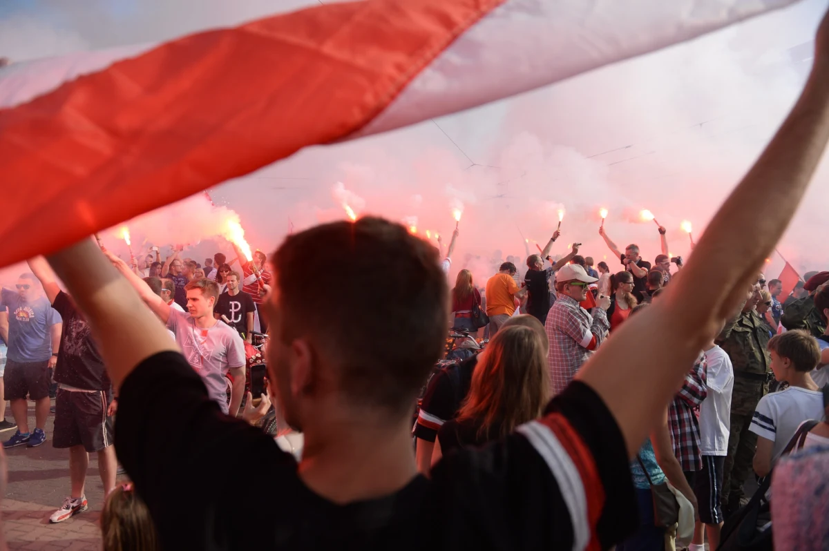 Godzina „W” – 1 sierpnia 1944 roku o godz. 17:00 – była początkiem Powstania Warszawskiego, w którym wzięli udział żołnierze AK pochodzący niemal ze wszystkich regionów Polski. Niemcy i Sowieci po obu stronach frontu zwalczali oddziały idące Powstaniu na pomoc. Powstanie Warszawskie było walką o niepodległość całego kraju i wolność wszystkich Polaków. 1 sierpnia o 17:00, kiedy w całym kraju zawyją syreny, gdziekolwiek będziesz – zatrzymaj się, uczcij chwilą ciszy tych, którzy walczyli i ginęli za Twoja wolność. Wyjdź z domu, wysiądź z samochodu, na minutę oderwij się od pracy. Pokaż innym, że pamiętasz. Złóż hołd bohaterom.  