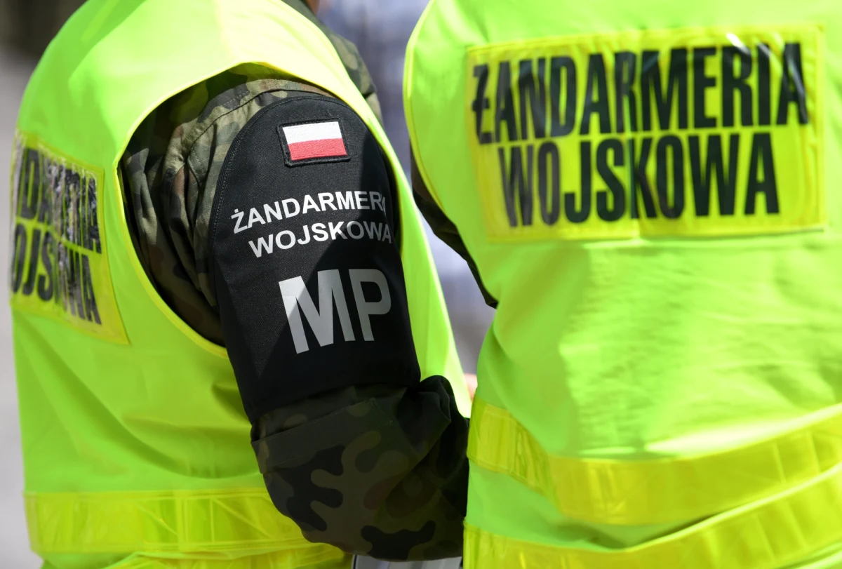 Brytyjski żołnierz wypadł z siódmego piętra jednego z hoteli na warszawskiej Woli. "Okoliczności jego śmierci wyjaśniają Żandarmeria Wojskowa i Wydział ds. Wojskowych Prokuratury Okręgowej w Warszawie" - powiedział rzecznik Prokuratury Okręgowej w Warszawie prok. Łukasz Łapczyński.