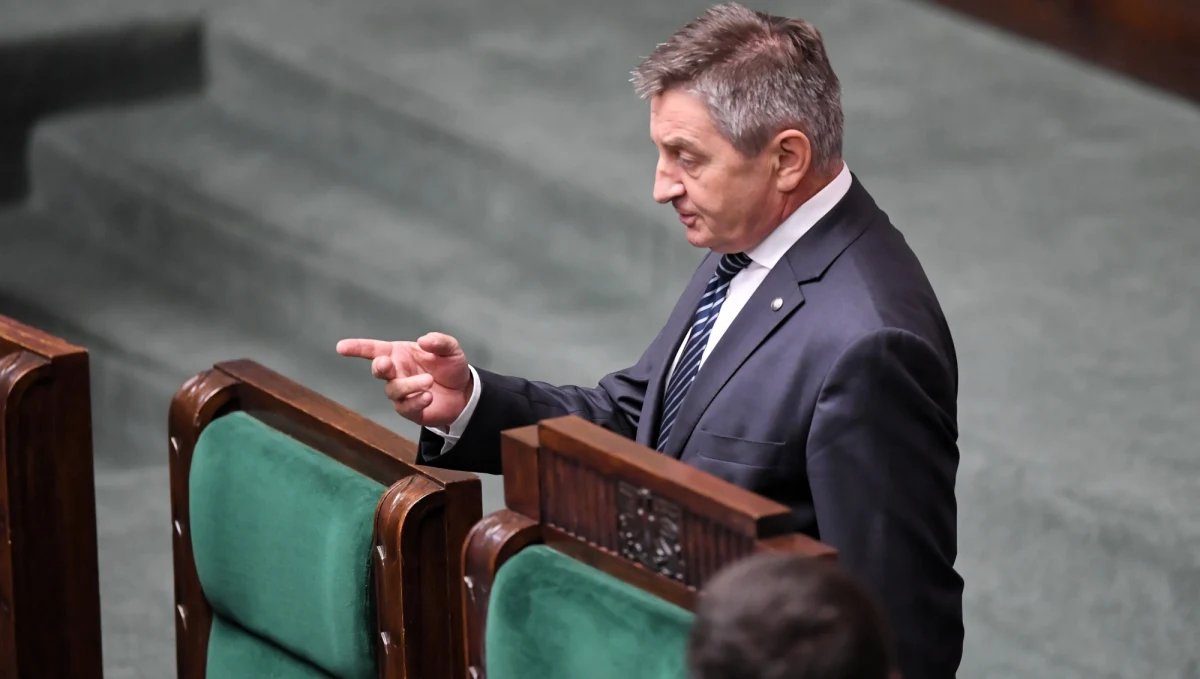 Posłowie PO-KO udali się w czwartek do Dowództwa Generalnego Rodzajów Sił Zbrojnych z kontrolą poselską; wystąpili o dokumenty dot. lotów marszałka Sejmu Marka Kuchcińskiego. W czwartek mają udać się jeszcze do siedziby SOP; zapowiedzieli, że po analizie dokumentów przedstawią raport.